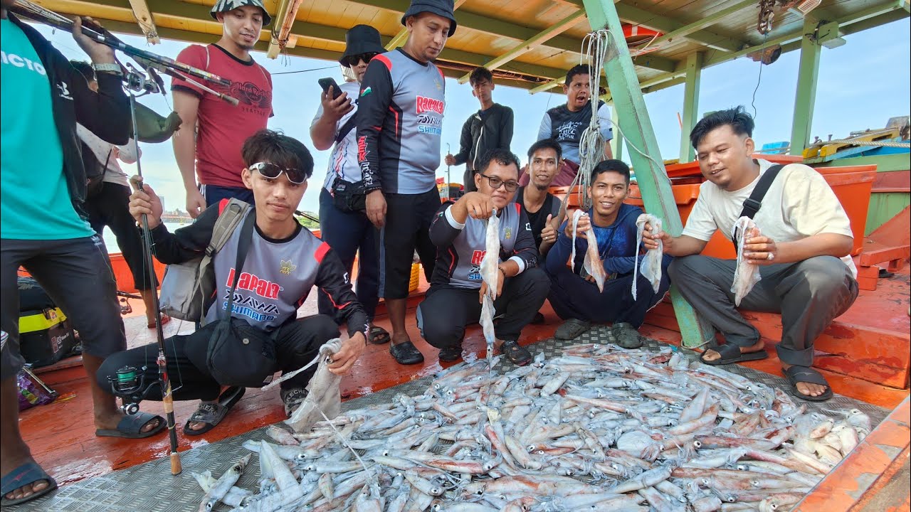 Suasana meriah mencandat sotong... galak di bulan purnama penuh