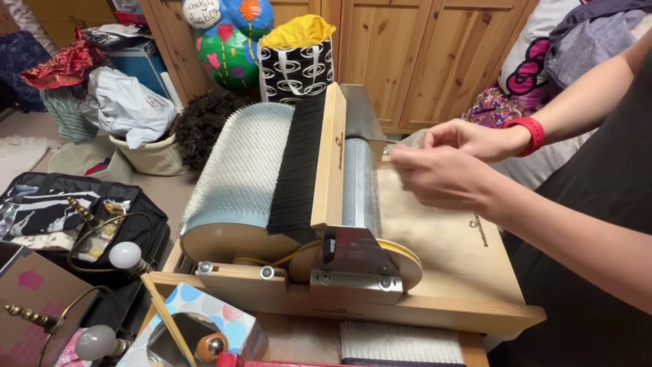 How to Blend different fibers- blending alpaca with Willamette black face wool-spinning 