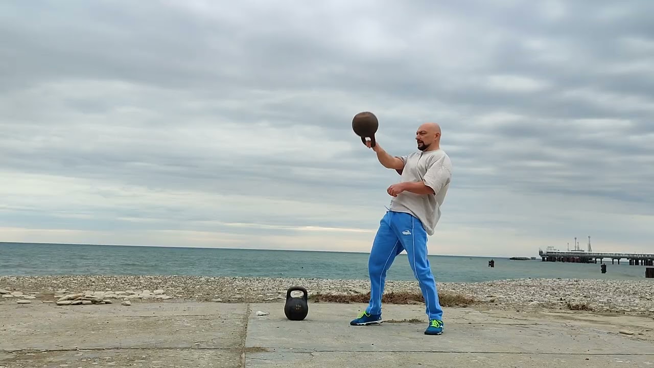 Тренировка с гирями на берегу моря