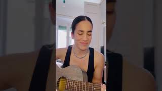 Julia Medina cantando via Instagram