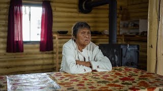La Première Nation du Lac-Simon organise la protection du caribou au Québec - Mary Brazeau
Le gouvernement du Québec a baissé les bras sur son devoir de protection du caribou, considéré comme menacé au Canada. Mais lorsque la province abandonne, la résistance s’organise.
Mary Brazeau est une aînée de la Première Nation Anishnabe du Lac-Simon, la communauté qui est intervenue pour protéger la harde de caribou de Val-d’Or.
Envoyez un message de gratitude à la communauté: https://act.gp/2AMtta4
#NousSommesLaForêt La Première Nation du Lac-Simon organise la protection du caribou au Québec - Mary Brazeau