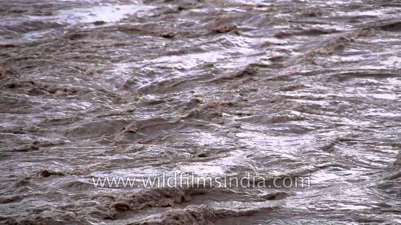 Muddy waves of Indus river captured in slow motion - YouTube