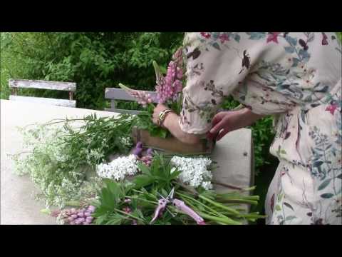 Video: Sådan Dekorerer Du Et Festbord Med Blomster