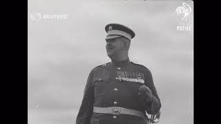 UK: RSM RONALD BRITTAIN'S LAST PARADE AT ALDERSHOT BEFORE RETIREMENT (1954) Resimi