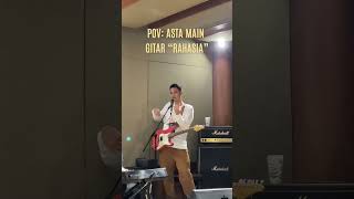 Asta udah bisa jamming lagu Rahasia pakai gitar RAHASIA nih kayak nya 😮🎸😂