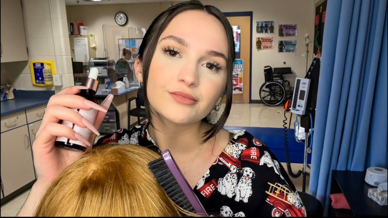 ASMR School Nurse checks you for lice (EN ESPAÑOL) 👩🏻‍⚕️❤️