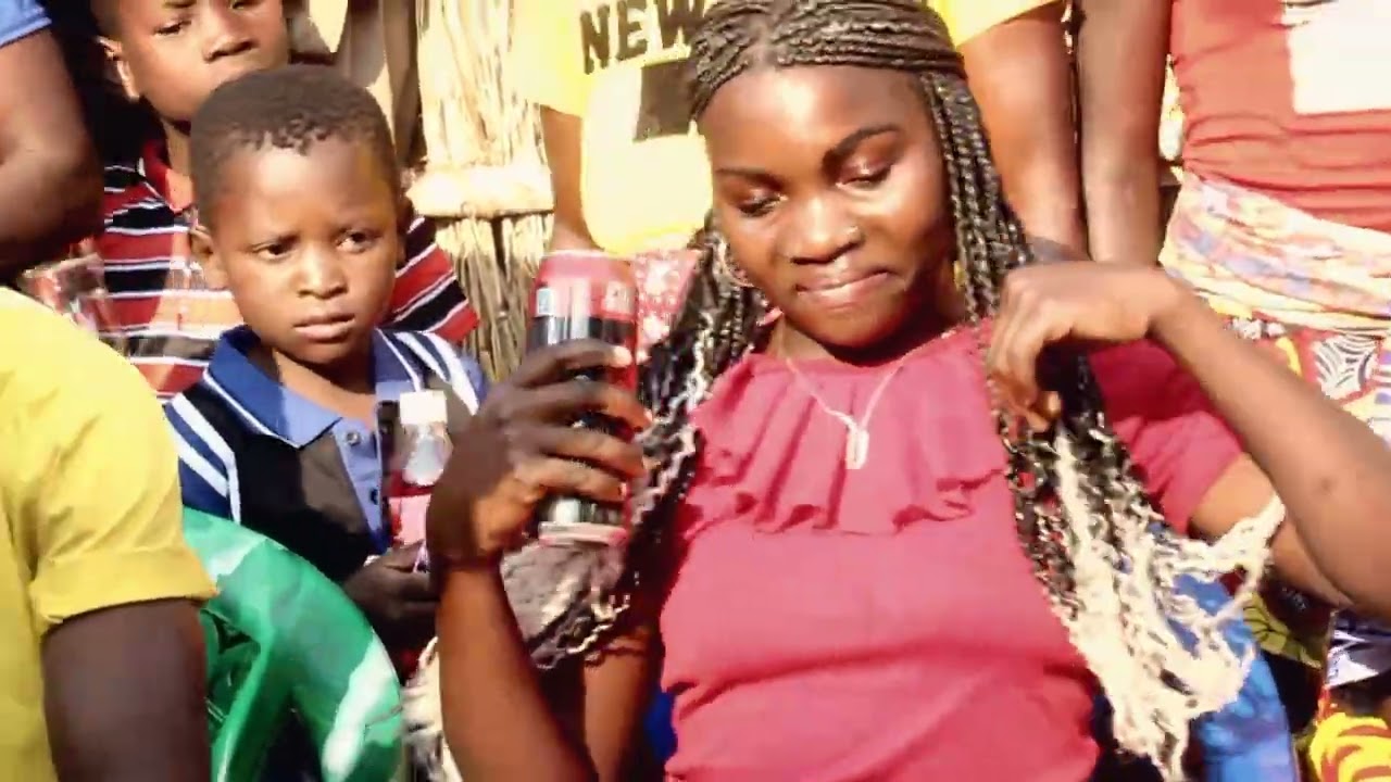 Mr Waroja----Emuali Elisete oficial vídeo 