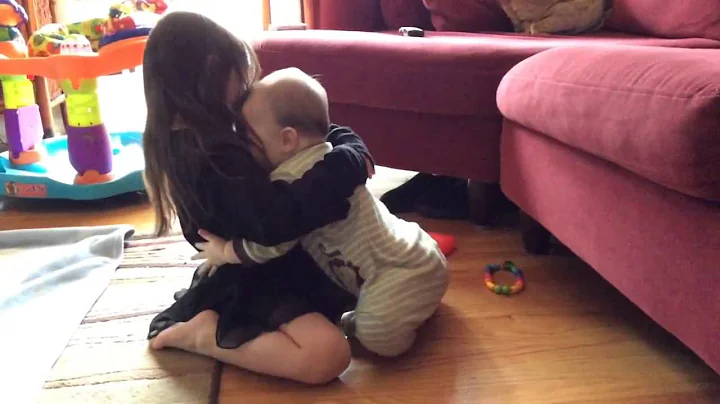 Precious moment between sister and baby brother - DayDayNews