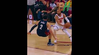 Jalen Brunson DROPS Strus to the floor and hits a jumper.