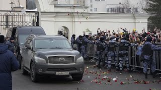 ⁣Miles de personas despiden a Navalni en Moscú tras su muerte en prisión