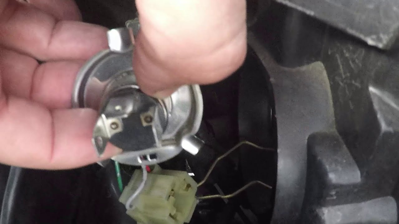 Chronisch Richtlijnen naaien How to change a Headlight Bulb on a Citroen C1 (2013) - YouTube