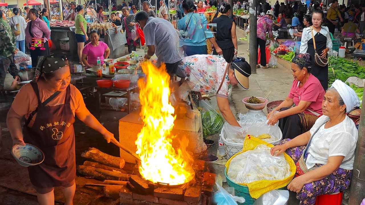 Рынок в порту на границе Китая и Мьянмы, недалеко от северной части Мьянмы, где едят сырое мясо