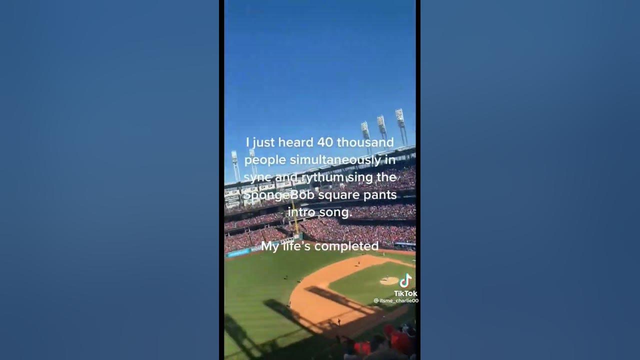 40,000 PEOPLE SING SPONGEBOB THEME