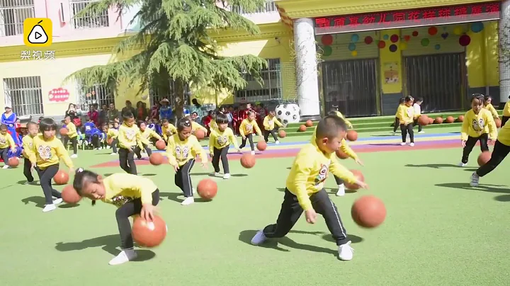 Chinese kindergarten kids synchronized basketball practice dribble routine - DayDayNews