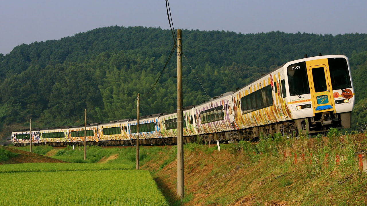 JR四国 2000系 アンパンマン列車 8連フル編成 総集編【Full HD】 - YouTube