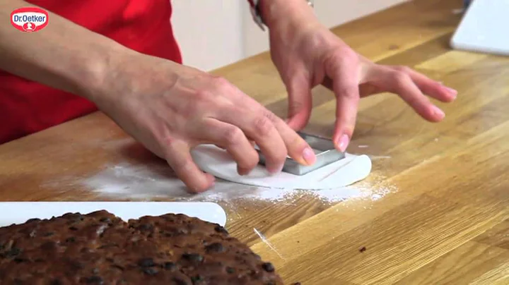 How to make MINI CHRISTMAS CAKES with Ruth Clemens...