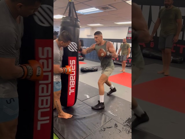 🤯🗿 ALEX PEREIRA ABSOLUTELY DESTROYS A HEAVY BAG class=