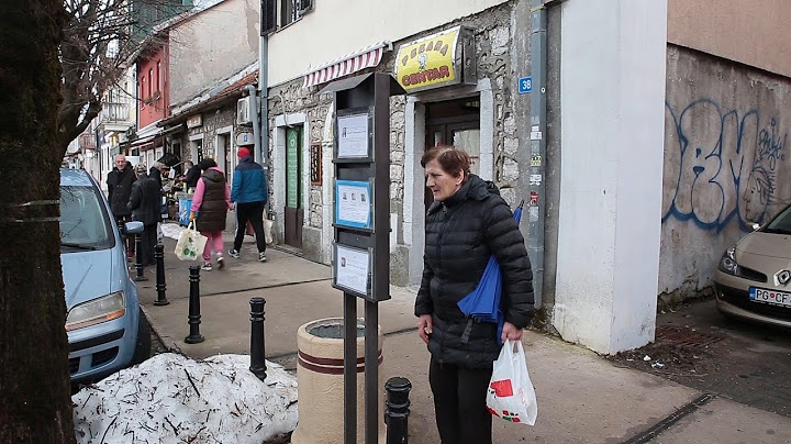 Osmrtnice postavljene po Cetinju u Crnoj Gori nakon što je napadač ubio najmanje 12 ljudi