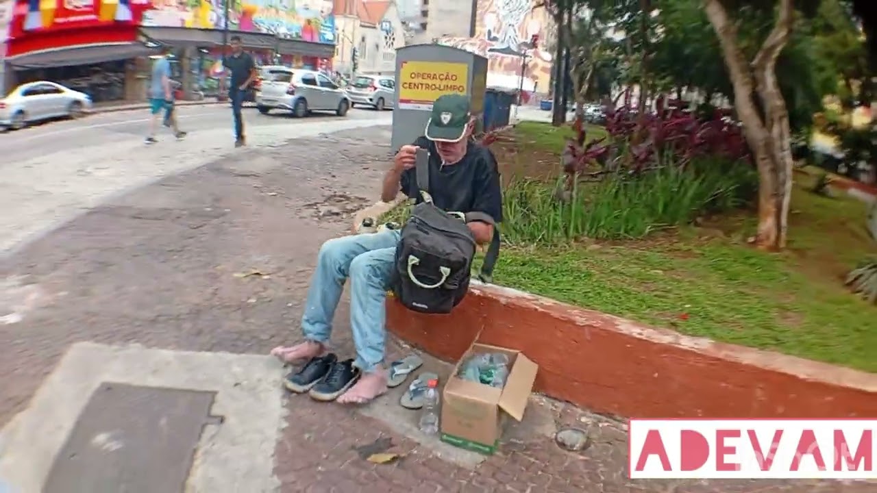 ￼ Morador de rua. Chamado mendigo   Armado com pistola 765 vejo o perigo que nós passamos 