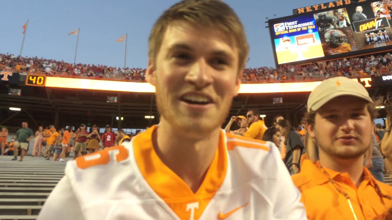 Tennessee fan reacts to Bo Scarbrough high-five