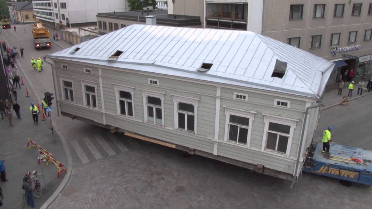 Vanhaa puutaloa siirretään Hämeenlinnassa