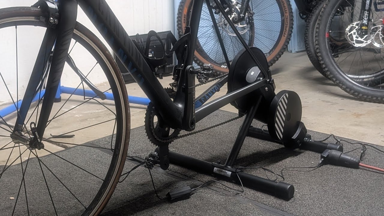 Rollentrainer von Decathlon/van rysel D100 auspacken.