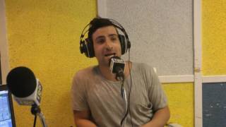 Miniatura del video "איזי - לא הכל מן אללה / בין הבודדים מאש - לייב רדיוס 100FM - מושיקו שטרן"