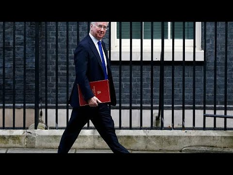 Vídeo: Michael Fallon. Causas e consequências da demissão do Ministro da Defesa britânico
