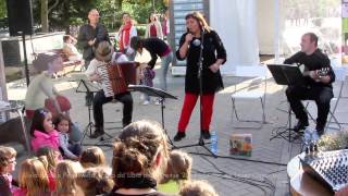 Video thumbnail of "Uxía Rosalía Pequeniña - Feria do Libro de Ourense 2013"