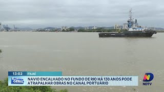 Navio encalhado há 130 anos ameaça obras no canal portuário de Itajaí