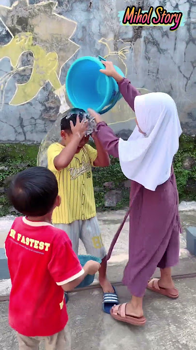 AZKA DI SIRAM AIR SAMA TEPUNG SAAT ULTAH😁🙏 #viral #comedy #azka #trending #miholstory #funny