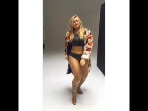 Iskra Lawrence Twerk