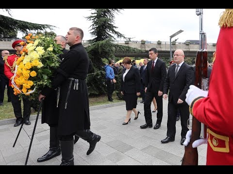 ვიცე-პრემიერმა, შინაგან საქმეთა მინისტრმა გიორგი გახარიამ გმირთა მემორიალი ყვავილებით შეამკო
