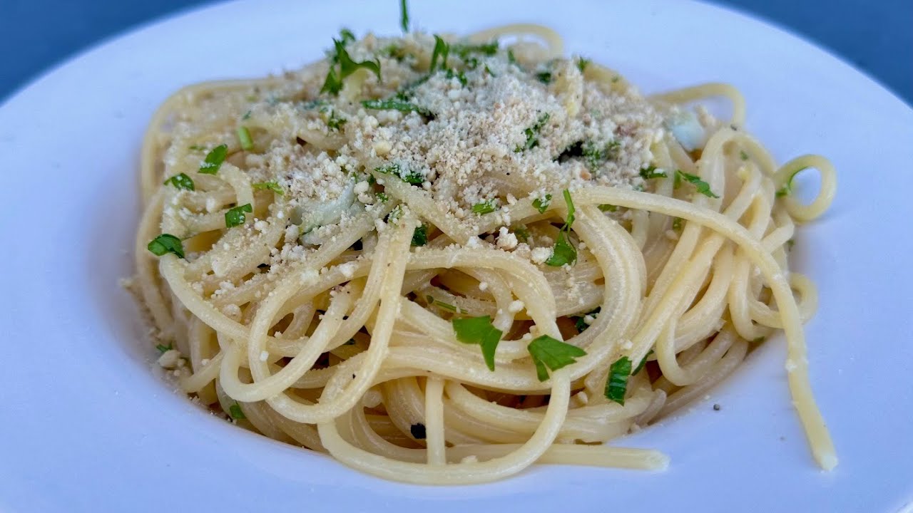 Spaghetti w sosie cytrynowo-czosnkowym.