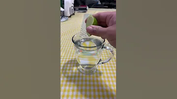 ¿Cuánta agua con limón debo beber para el reflujo ácido?