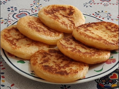 Lanche de mandioca de minutos de 3 ingredientes feito na frigideira é impossível comer apenas um