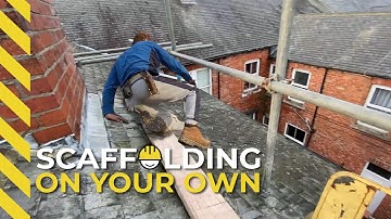 Schoorsteensteiger op met mos bedekt dak | Vakvaardigheden ROB067