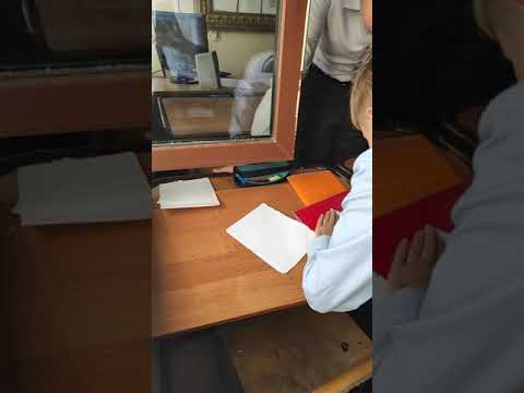Шок контент выбросил самолëтик из окна школы!!!!!