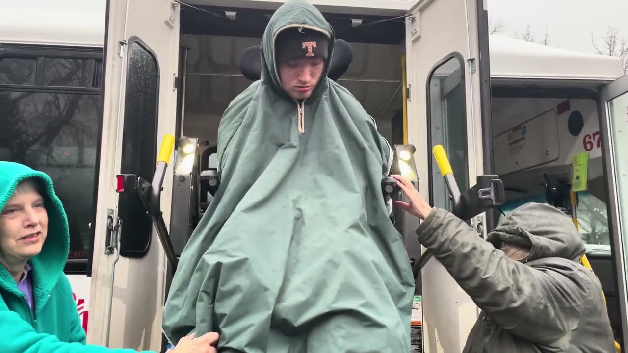 Водитель автобуса Bata Кей забирает Сэма и высаживает его у IFS 18.02.2026 @onthatnote