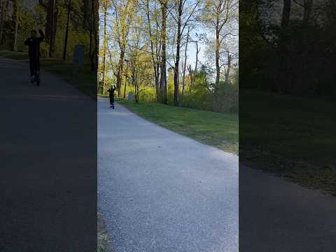 مايا راحت على الغابه ب السكوتر اكسبلور