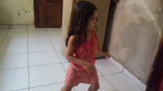 Menina de 4 anos dançando despacito