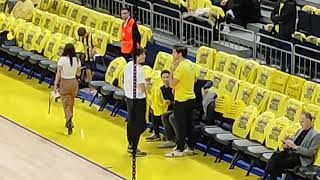 Sezon boyu her maça aynı renksiz kombinle gelen Kerim Rahmi Koç&#39;un bile sarı tshirt giydiği görülür