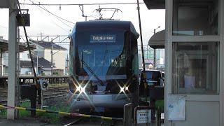 【電車”の”踏切】9000形9002編成 セントラム 銀 大学前行き南富山駅前停留場停車