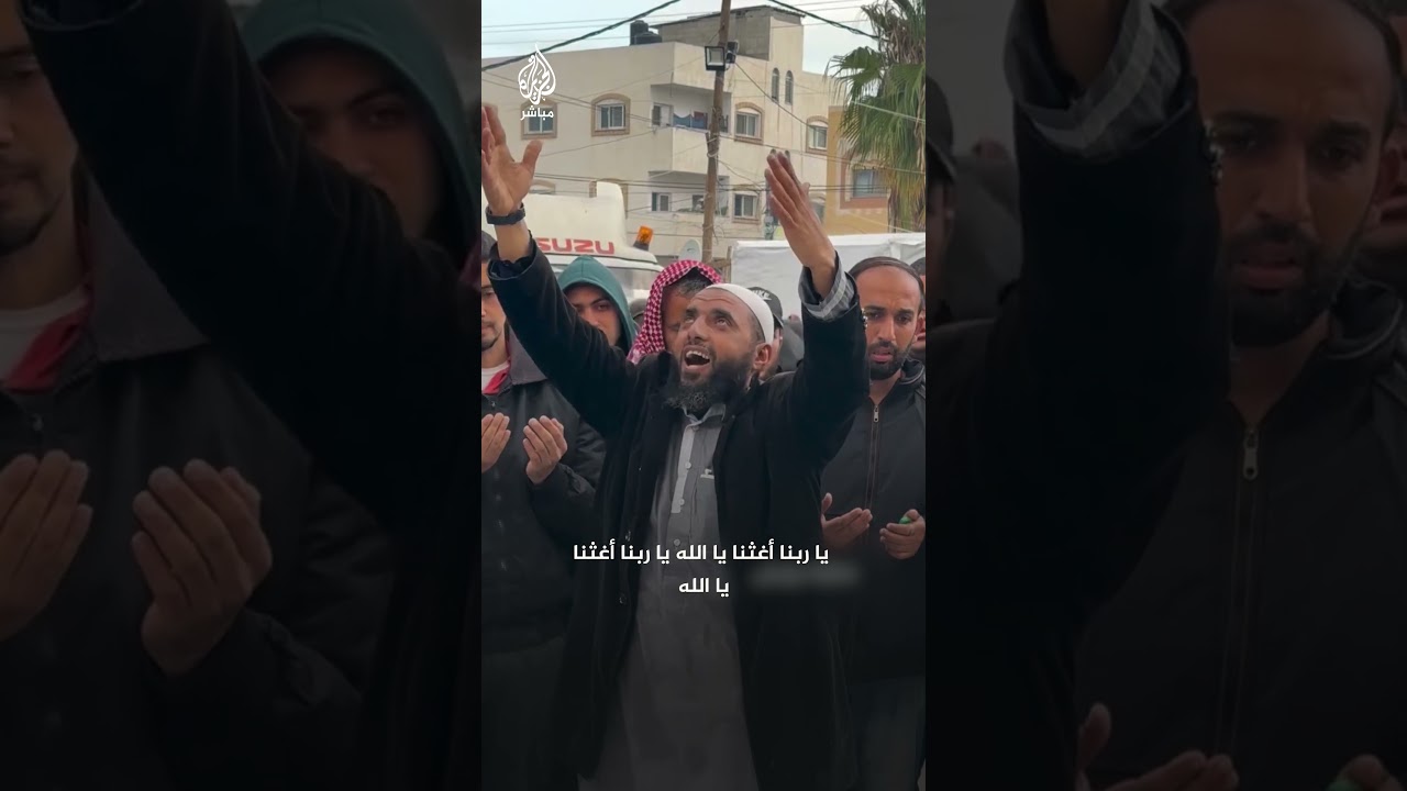 فلسطيني يدعو من بين جثث شهداء مجزرة المغازي وسط قطاع غزة