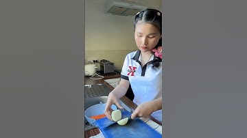 Cô ba miền Tây nấu bún mọc sườn beef