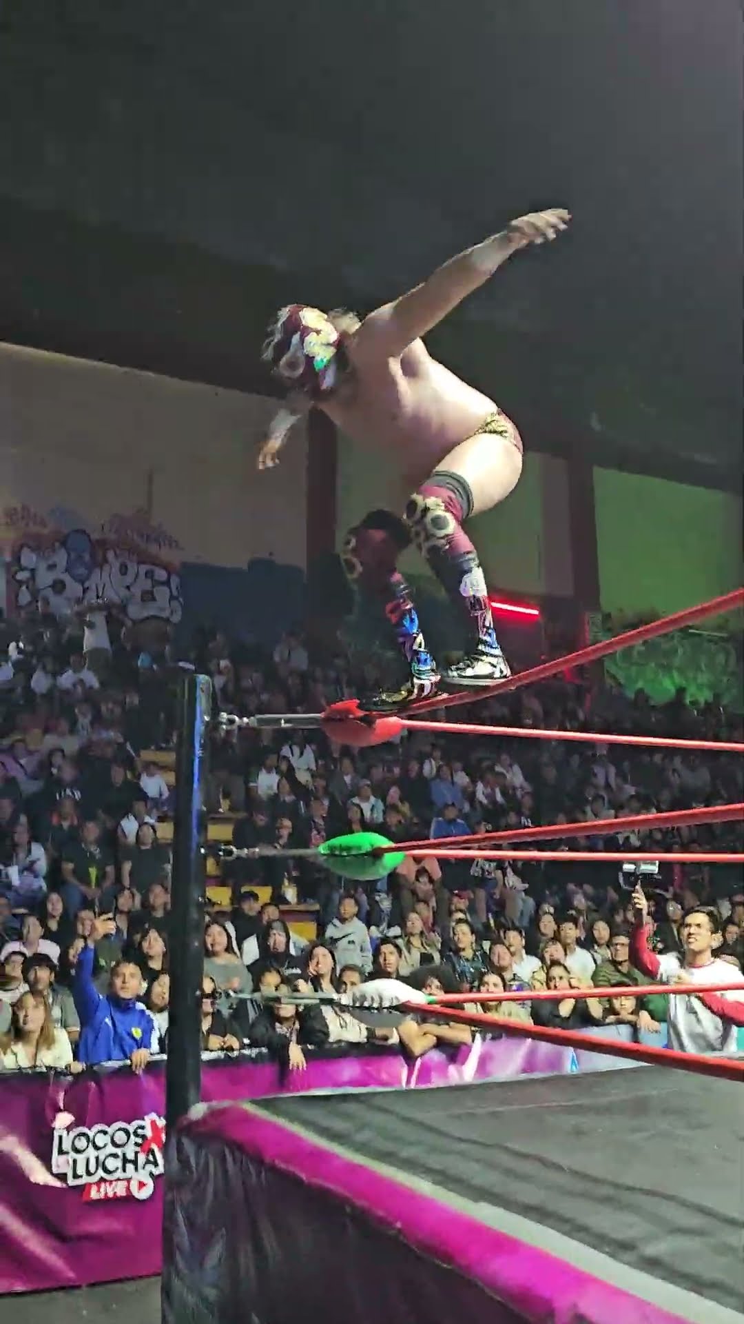 Vuelo del Cerebro Negro Jr en la Arena Neza