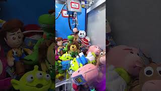 Intentando ganar todos los peluches de Toy Story #shorts #clawmachine #fnaf #toystory #toystory5