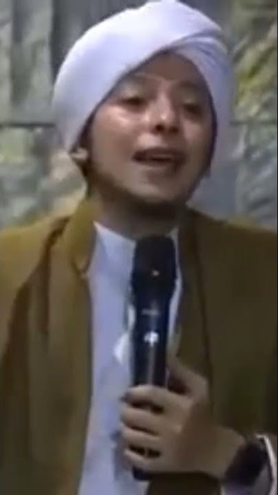 Cium tangan Ulama Berkah, Cium tangan Orang tua lebih Berkah.
