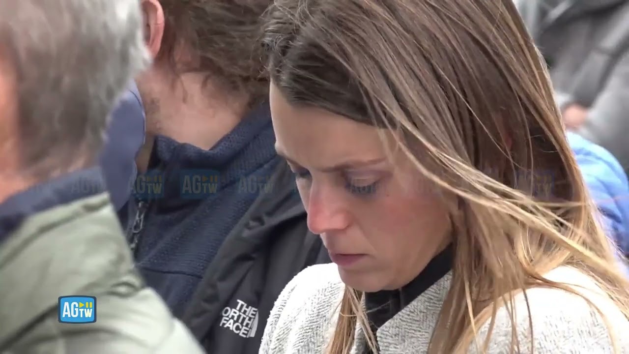 Ucciso dall'orso, più di duemila persone al funerale di Andrea