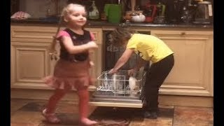 Лиза и Гарри Галкины помогают мыть посуду и пекут куличики из снега